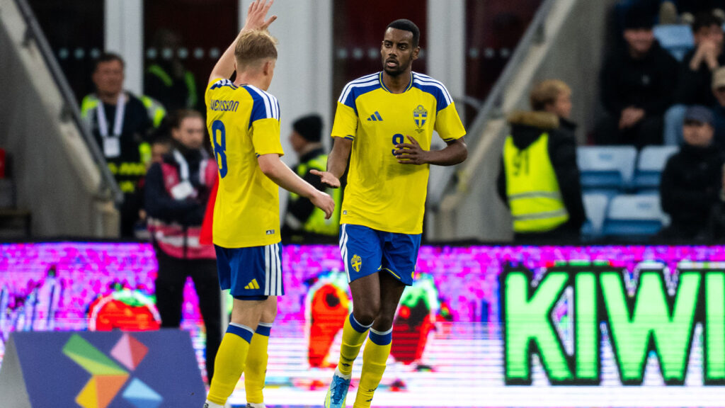 1 juni 2026. Alexander Isak från Sweden firar tillsammans med Daniel Svensson efter målet till 3–1 under den internationella träningslandskampen mellan Norway och Sweden i Oslo.
