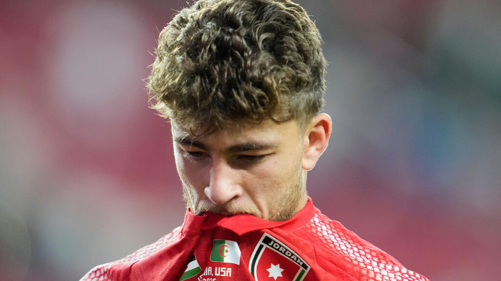 **Jordaniens Odeh Fakhoury (11) reagerar efter lagets förlust i VM-matchen i grupp J mellan Jordanien och Algeriet i Santa Clara, Kalifornien, nära San Francisco, måndagen den 22 juni 2026. (AP Photo/Eugene Hoshiko)**
