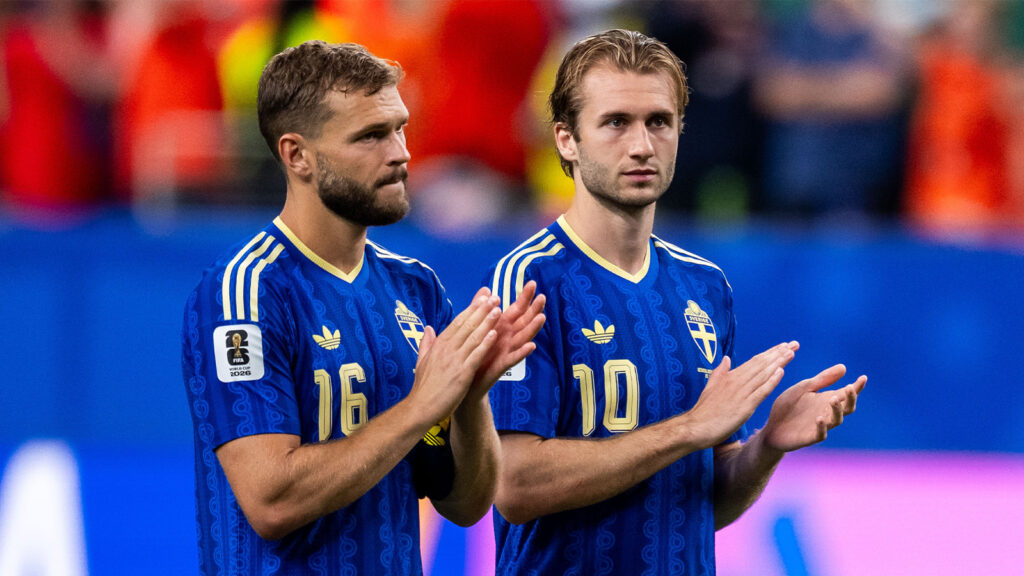 **260620 Jesper Karlström och Benjamin Nygren i Sverige ser nedstämda ut efter fotbolls-VM 2026-matchen mellan Nederländerna och Sverige den 20 juni 2026 i Houston.**