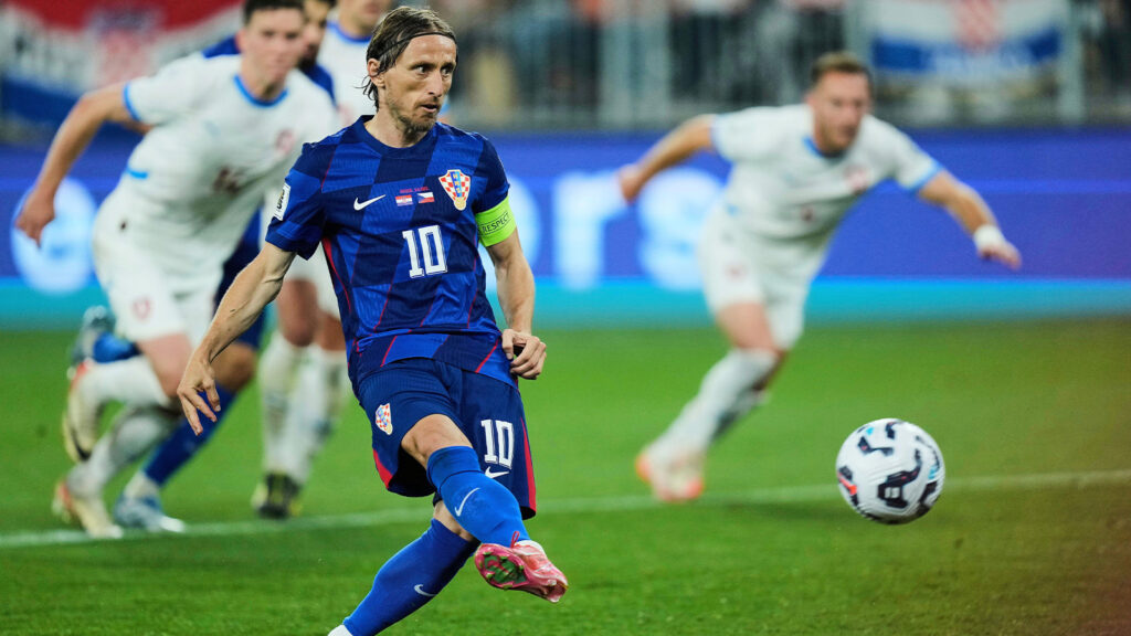 ARKIVBILD – Luka Modrić från Croatia gör lagets andra mål på straff under VM-kvalmatchen till 2026 FIFA World Cup qualification i grupp L mellan Croatia och Czech Republic på Opus Arena i Osijek, Kroatien, måndagen den 9 juni 2025. (AP Photo/Darko Bandic, arkivbild)
