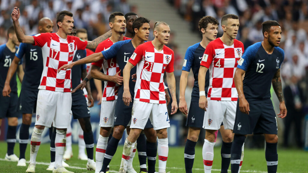 **Mario Mandžukić från Kroatien, Dejan Lovren från Kroatien, Raphaël Varane från Frankrike, Domagoj Vida från Kroatien, Benjamin Pavard från Frankrike, Ivan Perišić från Kroatien och Corentin Tolisso från Frankrike under VM-finalen mellan Frankrike och Kroatien (4–2) den 15 juli 2018 på Luzjnikistadion i Moskva. Fotbolls-VM 2018 i Ryssland (FIFA World Cup Russia 2018). © diebilderwelt / Alamy Stock Photo.**
