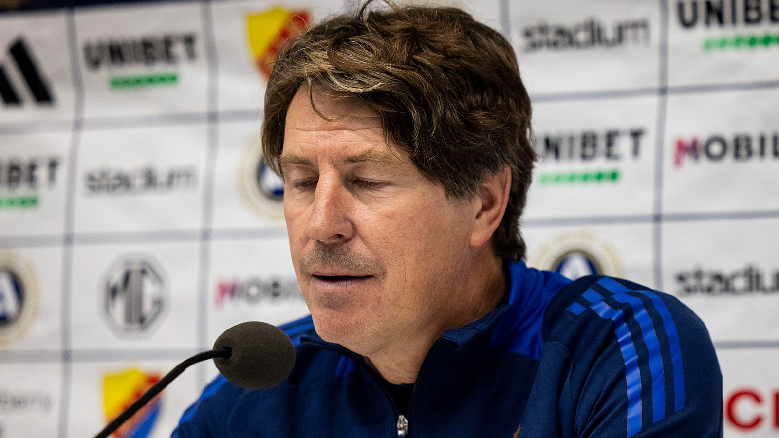 241006 Djurgårdens tränare Thomas Lagerlöf under presskonferens efter fotbollsmatchen i Allsvenskan mellan Djurgården och Kalmar den 6 oktober 2024 i Stockholm.