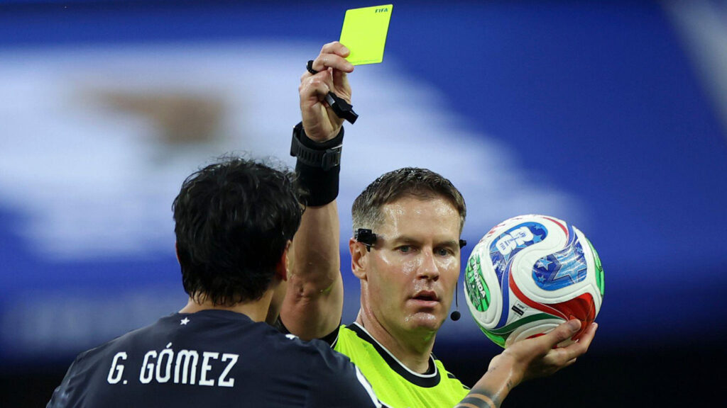 **Los Angeles, USA. 12 juni 2026. Domaren Danny Makkelie visar gult kort för Paraguays Diego Gómez under grupp D-matchen mellan USA och Paraguay i fotbolls-VM 2026 på Los Angeles Stadium i Los Angeles, USA. Foto: Bai Xuefei/Xinhua/Alamy Live News.**

