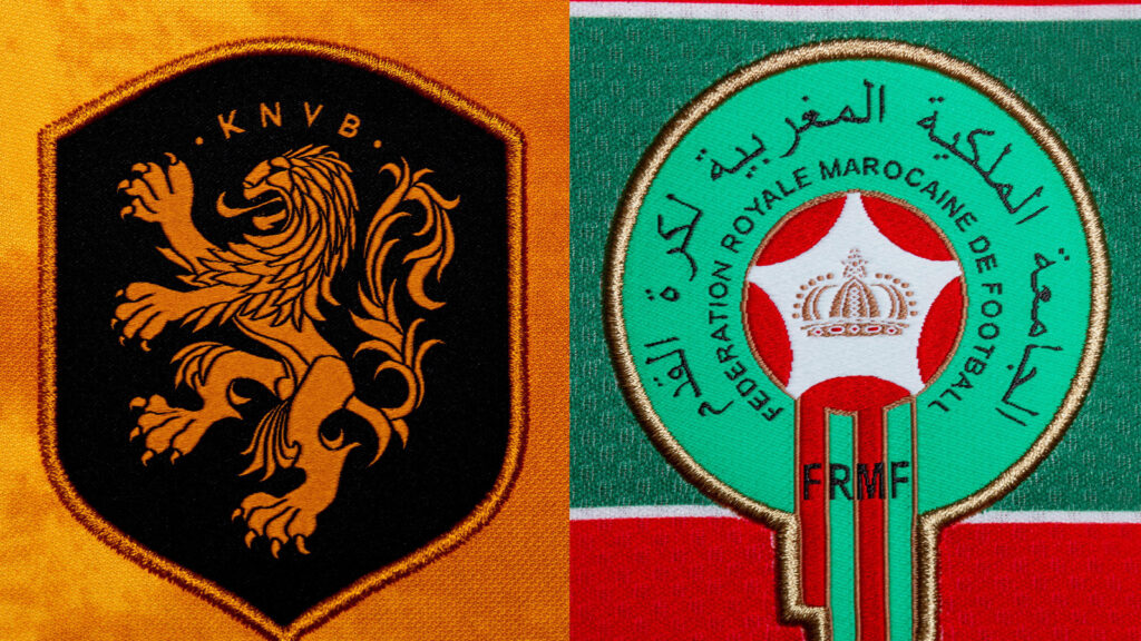 **Närbild av ett landslags emblem på hemmatröjan inför fotbolls-VM i Qatar 2022.**