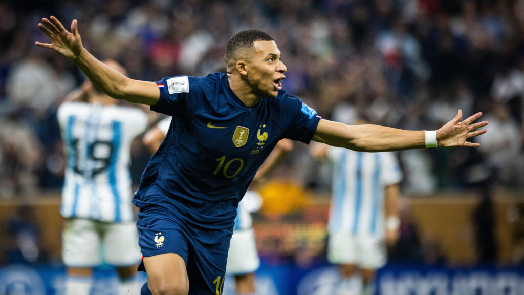 Doha, Qatar. 18 december 2022. Kylian Mbappé från France firar målet som innebar 2–2 under finalen i 2022 FIFA World Cup mellan Argentina och France.

