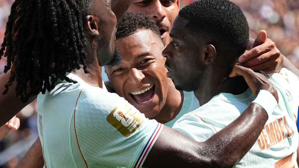 **Frankrikes Ousmane Dembélé firar sitt tredje mål tillsammans med Kylian Mbappé och lagkamrater under grupp I-matchen mellan Norge och Frankrike i fotbolls-VM 2026 i Foxborough, nära Boston, USA, den 26 juni 2026. (Foto: AP Photo/Martin Meissner)**