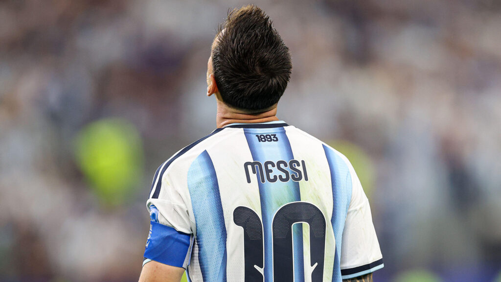 **Argentinas Lionel Messi tittar upp i luften under grupp J-matchen i fotbolls-VM 2026 mellan Argentina och Österrike på Dallas Stadium den 22 juni 2026 i Dallas, USA. (Foto: Torbjørn Tande/DeFodi Images)**