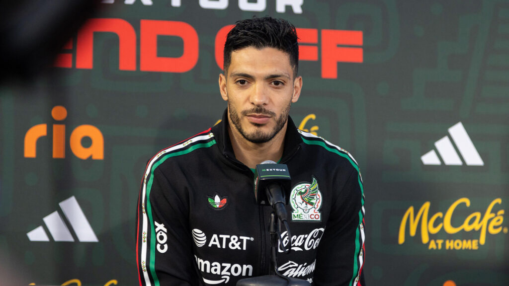Pasadena, Kalifornien, United States. 28 maj 2026. Raúl Jiménez från Mexico talar under mediedagen inför matchen mellan Mexico och Australia på Rose Bowl Stadium i Pasadena, Kalifornien. (Foto: Arturo Cordero/Eyepix via ZUMA Press Wire). Endast för redaktionell användning – ej för kommersiellt bruk.
