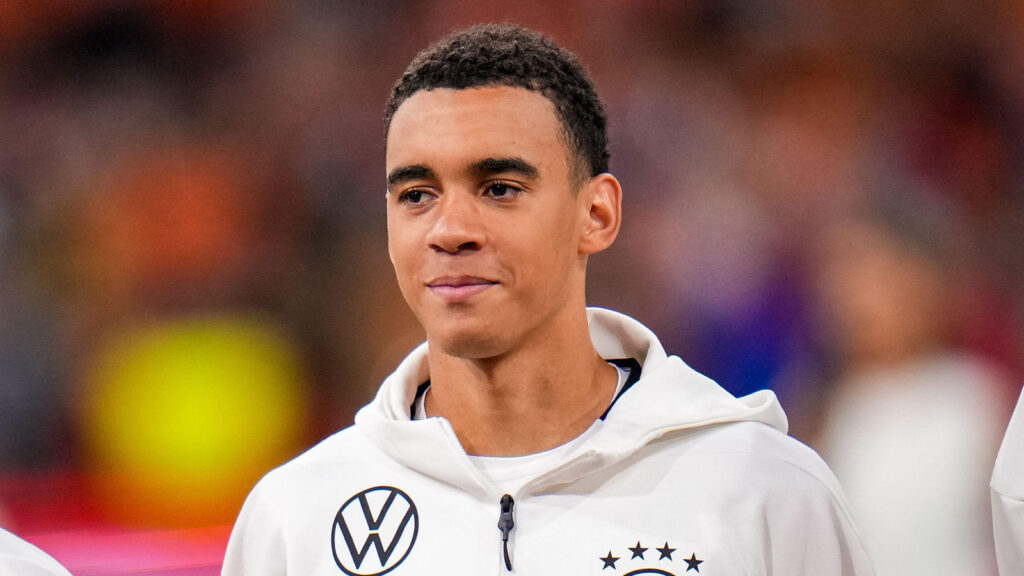 Amsterdam, Netherlands – 10 september. Jamal Musiala från Germany blickar ut inför matchen i UEFA Nations League 2024–25, Liga A, grupp A3, mellan Netherlands och Germany.
