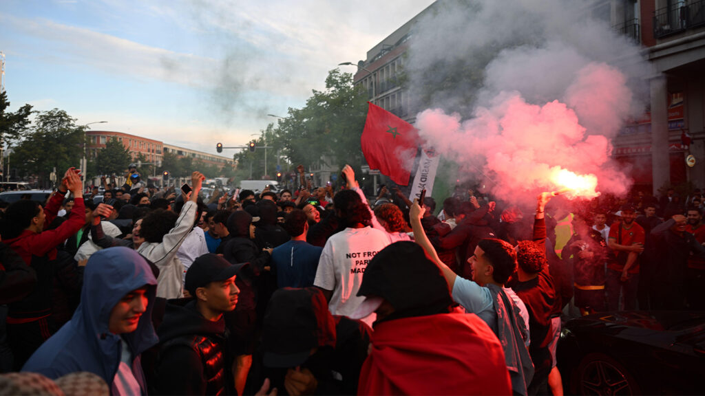 **Marockanska supportrar firar efter åttondelsfinalen mellan Nederländerna och Marocko i fotbolls-VM i Haag, Nederländerna, den 30 juni 2026. (Foto: AP Photo/Mouneb Taim)**
