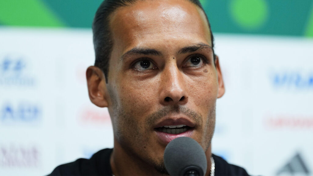 **Nederländernas Virgil van Dijk under en presskonferens inför åttondelsfinalen mot Marocko i fotbolls-VM 2026 i Guadalupe, nära Monterrey, Mexiko, den 28 juni 2026. (Foto: AP Photo/Moises Castillo)**