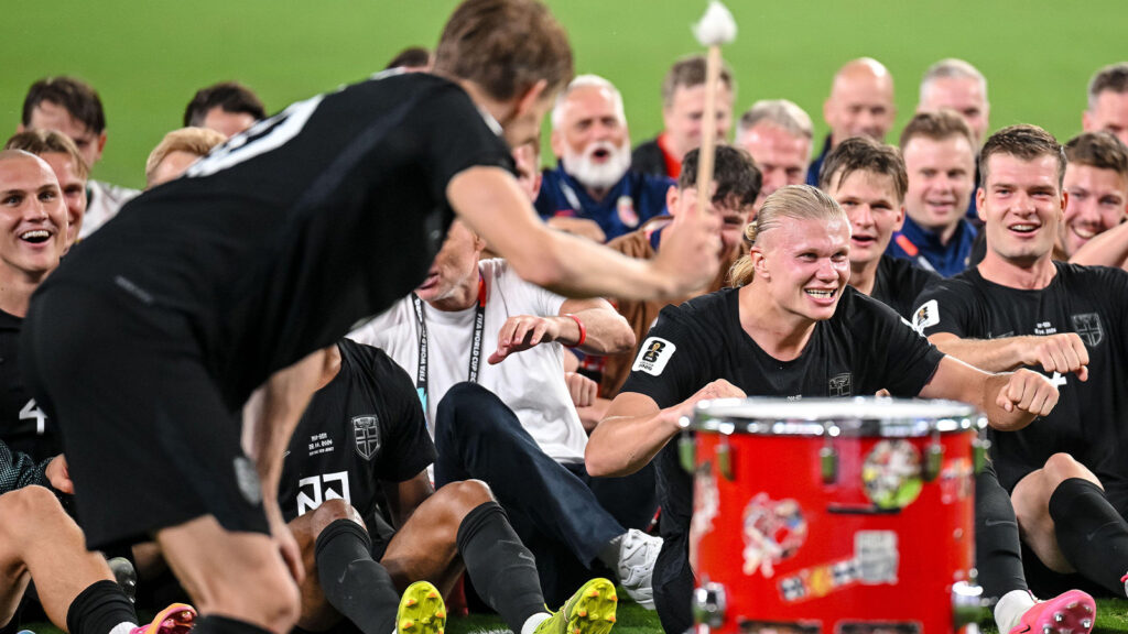**Martin Ødegaard, Erling Haaland och förbundskapten Ståle Solbakken firar segern med de norska supportrarna efter grupp I-matchen mellan Norge och Senegal i fotbolls-VM 2026 på New York New Jersey Stadium i East Rutherford, USA, den 22 juni 2026. (Foto: Harry Langer/DeFodi Images)**
