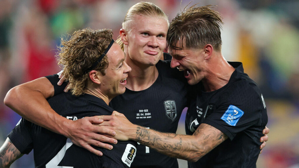**East Rutherford, New Jersey, USA. 22 juni 2026. Norges Erling Haaland firar sitt andra mål tillsammans med lagkamraterna Patrick Berg och David Møller Wolfe under VM-matchen mellan Norge och Senegal på MetLife Stadium. (Foto: Scott Rausenberger/ZUMA Press Wire via AP Images)**