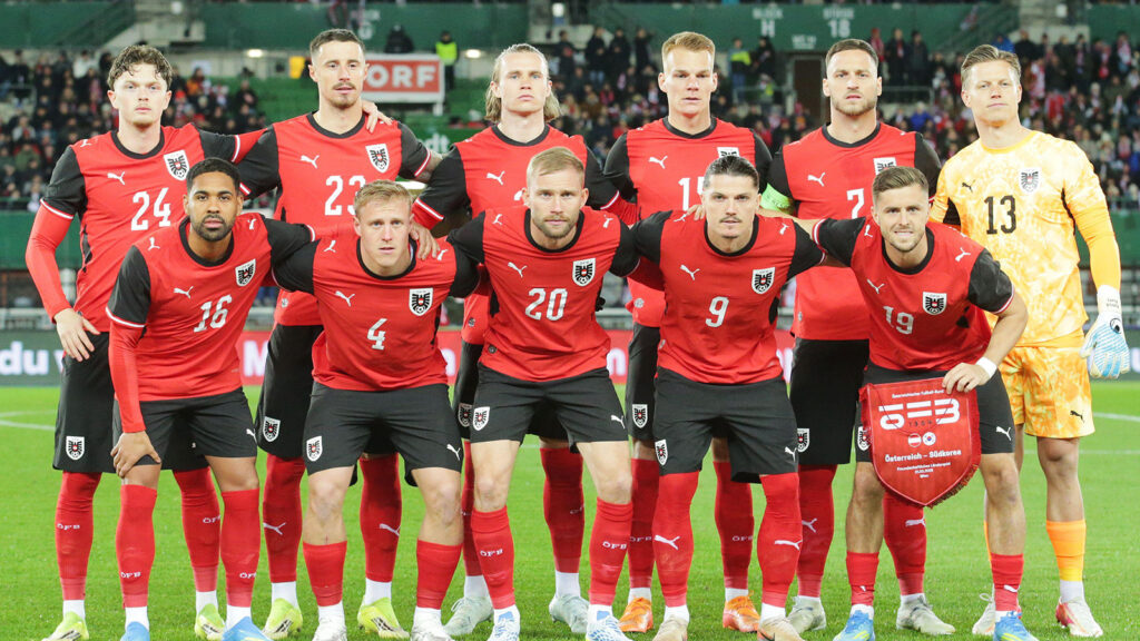 ARKIVBILD – Austrias spelare poserar för ett lagfoto före den internationella träningsmatchen i fotboll mellan Austria och South Korea i Vienna, Österrike, tisdagen den 31 mars 2026. (AP Photo/Heinz-Peter Bader, arkivbild)