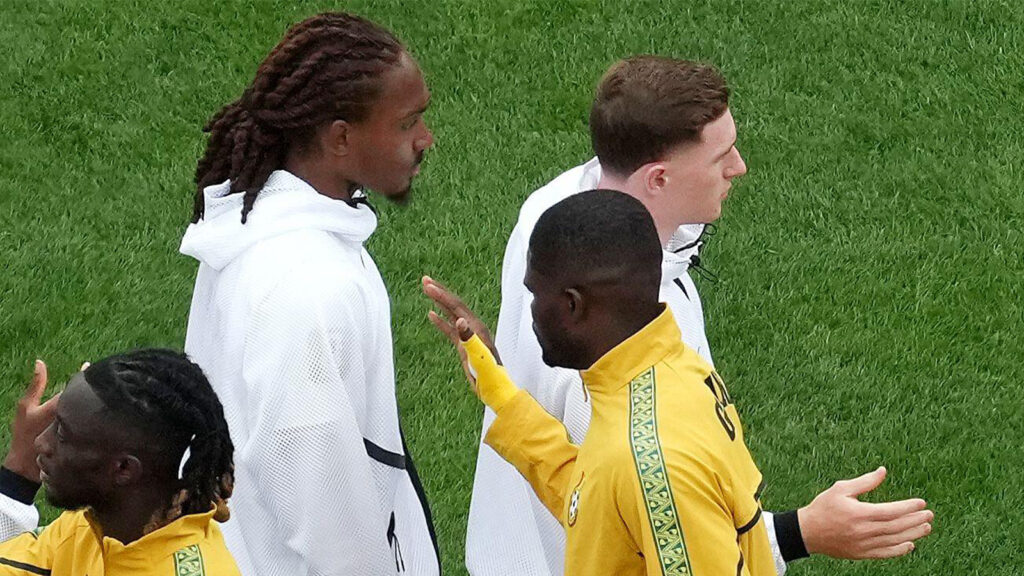 **Englands Djed Spence (till vänster) verkade undvika att ta Ghana-spelaren Thomas Partey i hand inför VM-matchen i grupp L på Boston Stadium. Den tidigare Arsenal-mittfältaren Thomas Partey buades kraftigt ut av de engelska fansen, och Djed Spence tycktes nobba en handskakning med Ghana-landslagsspelaren inför mötet i Boston. Bilddatum: tisdag 23 juni 2026.**

