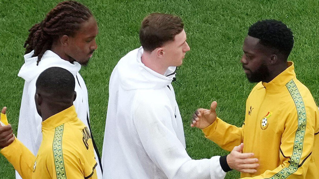 **Englands Djed Spence (till vänster) verkade undvika att ta Ghana-spelaren Thomas Partey i hand inför VM-matchen i grupp L på Boston Stadium. Den tidigare Arsenal-mittfältaren Thomas Partey buades kraftigt ut av de engelska fansen, och Djed Spence tycktes nobba en handskakning med Ghana-landslagsspelaren inför mötet i Boston. Bilddatum: tisdag 23 juni 2026.**
