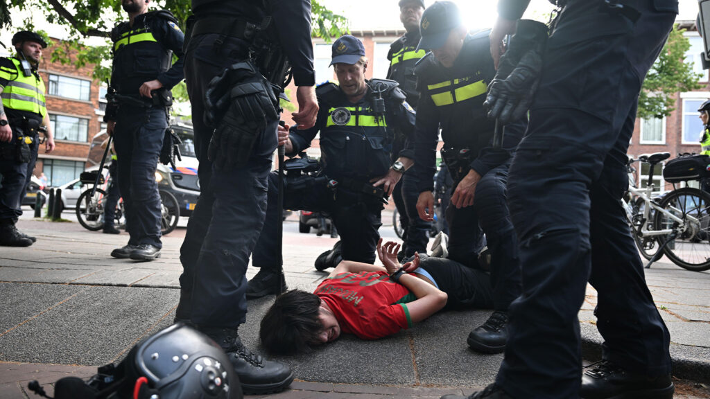 **En marockansk supporter firar efter åttondelsfinalen mellan Nederländerna och Marocko i fotbolls-VM i Haag, Nederländerna, den 30 juni 2026. (Foto: AP Photo/Mouneb Taim)**

