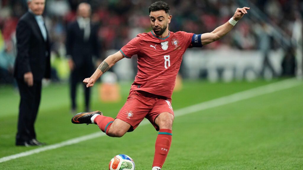 Arkivbild – Bruno Fernandes från Portugal passar bollen under den internationella träningslandskampen mellan Mexico och Portugal i Naucalpan de Juárez, Mexiko, lördagen den 28 mars 2026. (AP Photo/Fernando Llano, arkivbild)
