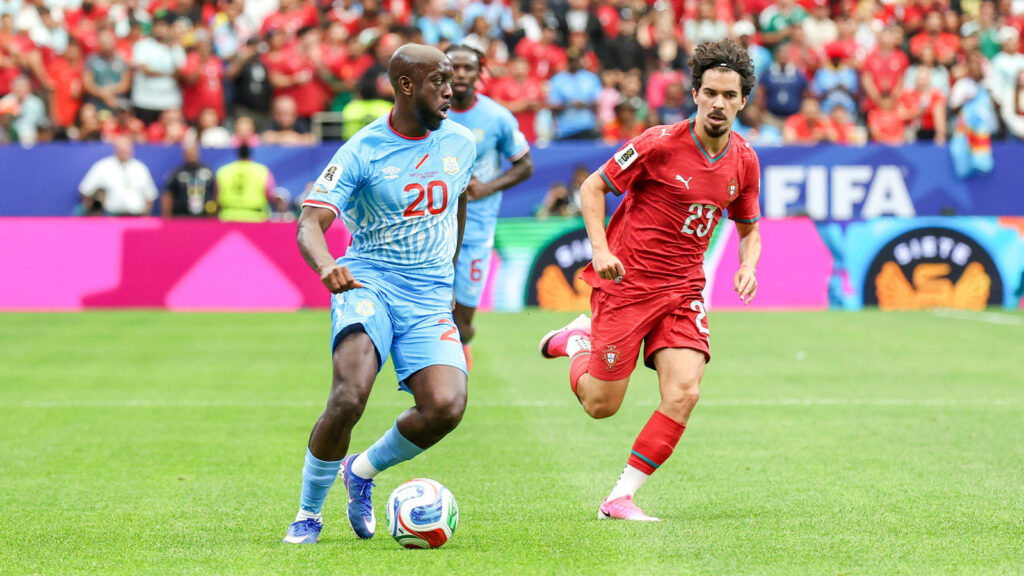 **Houston, Texas, USA – 17 juni 2026. Yoane Wissa (#20) från DR Kongo håller undan bollen från Vitinha (#23) från Portugal under första halvlek i grupp K-matchen i fotbolls-VM 2026 mellan Portugal och Kongo DR på Houston Stadium i Houston, Texas. (Foto: Leslie Plaza Johnson/Icon Sportswire) (Icon Sportswire via AP Images)**