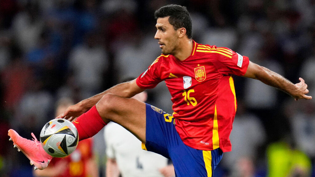 Rodri från Spain kontrollerar bollen under finalmatchen mellan Spain och England i UEFA Euro 2024 i Berlin, Germany, söndagen den 14 juli 2024. (AP Photo/Manu Fernández, arkivbild)
