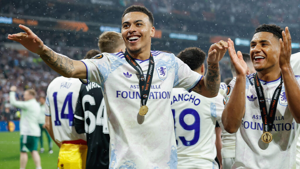 **Istanbul, Turkiet. 20 maj 2026. Morgan Rogers (till vänster) och Ollie Watkins (till höger) från Aston Villa firar segern efter UEFA Europa League-finalen mellan SC Freiburg och Aston Villa på Beşiktaş Park i Istanbul. Bildkreditering: Cody Froggatt/Sportimage. Källa: Sportimage Ltd/Alamy Live News.**
