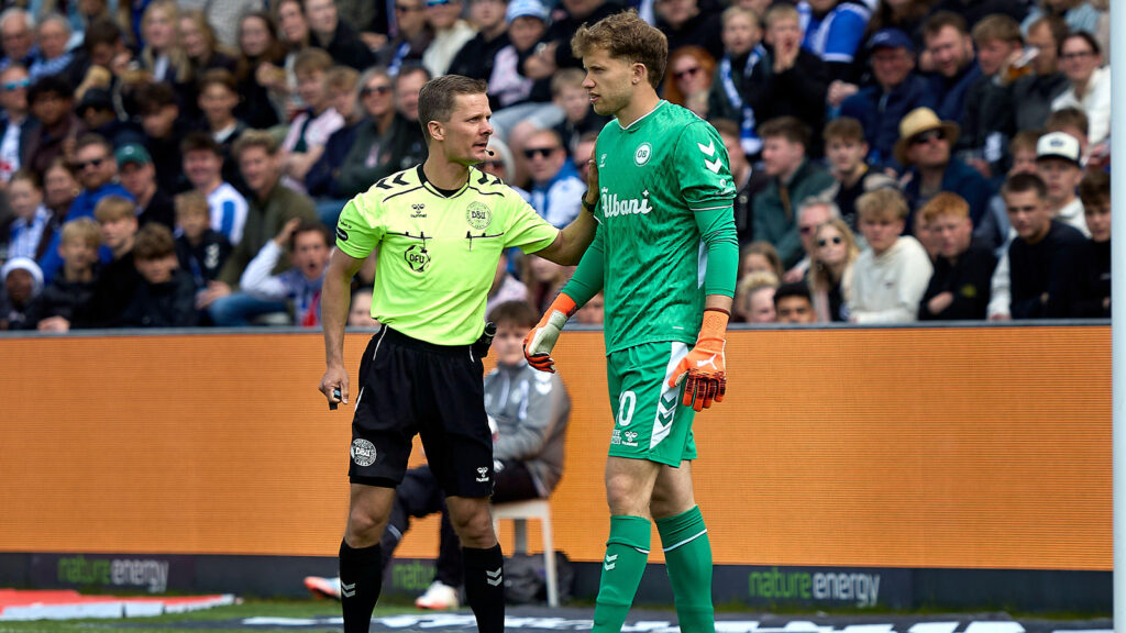 **Danmark. 17 maj 2026. Superligamatchen mellan OB och Vejle Boldklub på Nature Energy Park i Odense söndagen den 17 maj 2026. OB förlorar med 0–1 mot Vejle. OB:s målvakt Theo Sander (30) får en varning av domaren Jonas Hansen. (Foto: Robert Wengler / Scanpix 2026) Källa: Ritzau/Alamy Live News.**