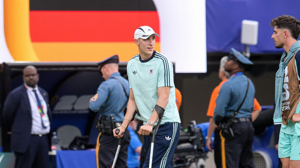 **East Rutherford, USA. 25 juni 2026. Tysklands Nico Schlotterbeck på kryckor i samband med VM-matchen mellan Ecuador och Tyskland i fotbolls-VM 2026. Foto: Passion2Press.de/Markus Fischer/Alamy Live News.**