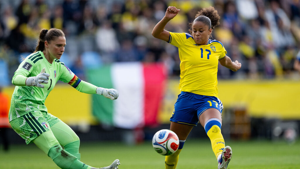**Italiens målvakt Laura Giuliani och Sveriges Felicia Schröder under VM-kvalmatchen i fotboll för damer mellan Sverige och Italien den 9 juni 2026 i Göteborg.**
