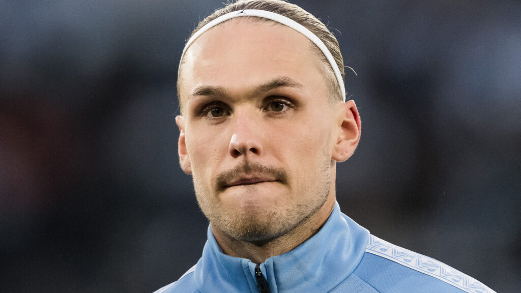 260222 Malmö FFs Arnor Sigurdsson under fotbollsmatchen i Svenska Cupen mellan Malmö FF och Varberg den 22 februari 2026 i Malmö.