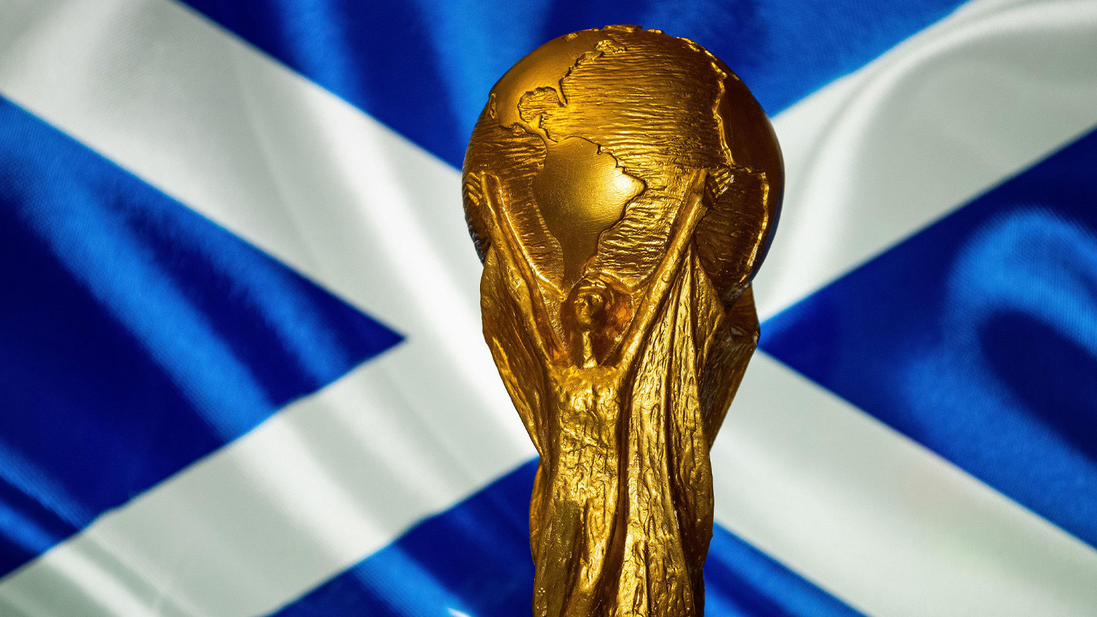 Edinburgh, Scotland. 6 oktober 2021. FIFA World Cup Trophy mot bakgrund av Scotlands flagga.