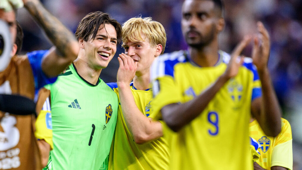 **Målvakten Jacob Widell Zetterström och Lucas Bergvall efter grupp F-matchen mellan Japan och Sverige i fotbolls-VM 2026 den 25 juni 2026 i Dallas, USA.**