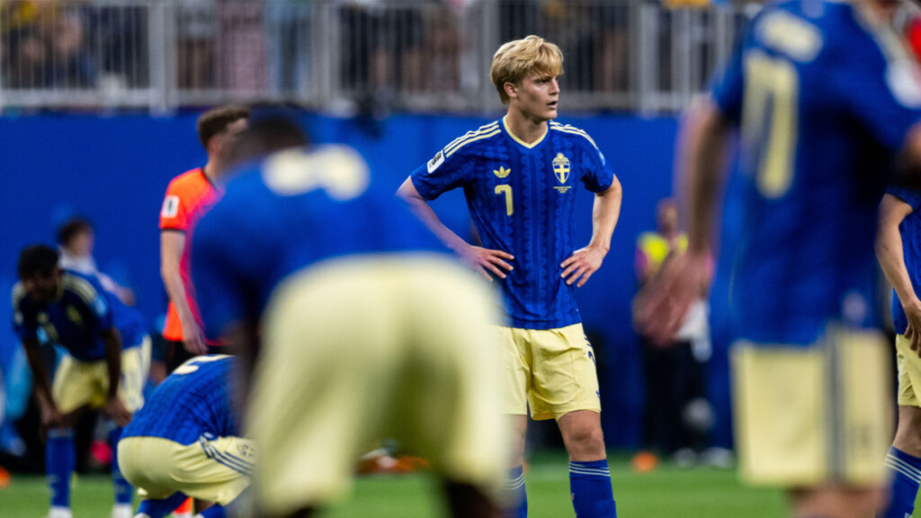 **260620 Lucas Bergvall i Sverige ser nedstämd ut efter matchen mellan Nederländerna och Sverige i fotbolls-VM 2026 den 20 juni 2026 i Houston.**
