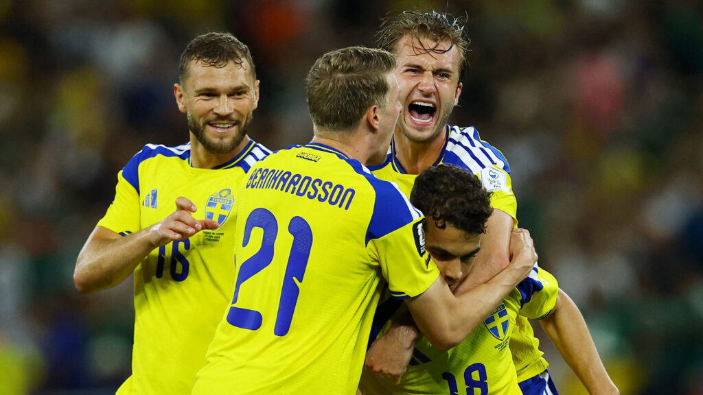 **260615 Fotboll, VM – Fotboll – FIFA World Cup 2026 – Grupp F – Sverige mot Tunisien – Estadio Monterrey, Monterrey, Mexiko – 14 juni 2026. Sveriges Yasin Ayari firar sitt lags första mål tillsammans med lagkamrater. REUTERS/Daniel Becerril**