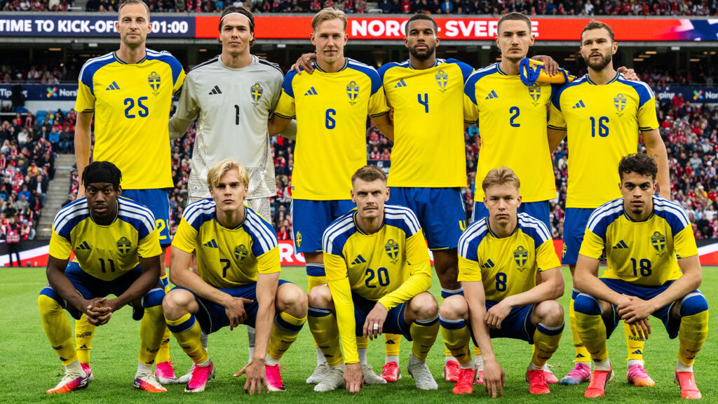 1 juni 2026. Startelvan för Sweden, uppifrån vänster: Gustaf Nilsson, målvakten Jacob Widell Zetterström, Herman Johansson, Isak Hien, Gustaf Lagerbielke, Jesper Karlström, Anthony Elanga, Lucas Bergvall, Eric Smith, Daniel Svensson och Yasin Ayari inför den internationella träningslandskampen mellan Norway och Sweden i Oslo den 1 juni 2026.