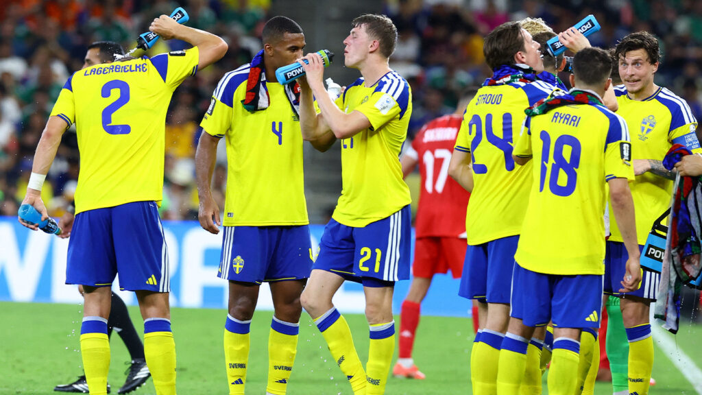 **260615 Fotboll, VM – Fotboll – FIFA World Cup 2026 – Grupp F – Sverige mot Tunisien – Estadio Monterrey, Monterrey, Mexiko – 14 juni 2026. Sveriges Alexander Bernhardsson tillsammans med lagkamrater under vätskepausen i andra halvlek. REUTERS/Henry Romero**
