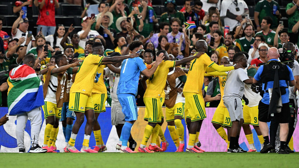**Monterrey, Mexiko – 24 juni 2026. Sydafrikas spelare firar segern efter grupp A-matchen mellan Sydafrika och Sydkorea i fotbolls-VM 2026 på Estadio Monterrey i Monterrey den 24 juni 2026. Credit: Wu Wei/Xinhua/Alamy Live News**
