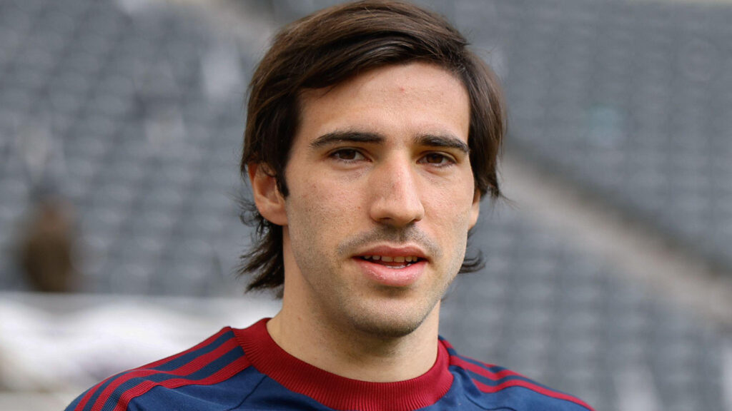 **Newcastle upon Tyne, Storbritannien. 17 maj 2026. Newcastle Uniteds Sandro Tonali anländer inför Premier League-matchen mellan Newcastle United och West Ham United på St. James’ Park i Newcastle upon Tyne, England, den 17 maj 2026. Foto: Craig Cowan/Every Second Media/Alamy Live News.**