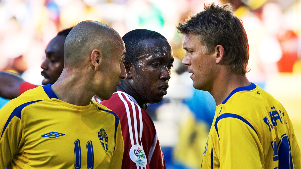 Marcus Allbäck och Henrik Larsson under VM-matchen mot Trinidad och Tobago 2006. 