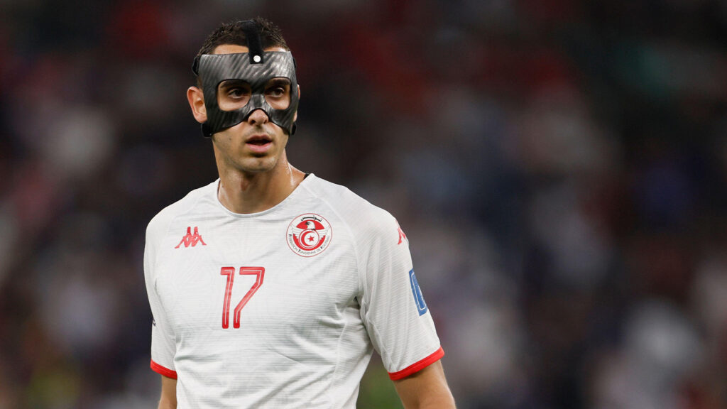 **Ellyes Skhiri från Tunisien bär en skyddsmask under grupp D-matchen mellan Tunisien och Frankrike i fotbolls-VM 2022 på Education City Stadium den 30 november 2022 i Al Rayyan, Qatar.**