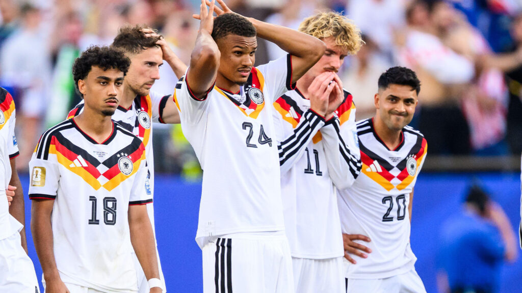 **Foxborough, USA. 29 juni 2026. Tysklands Nathaniel Brown, Leon Goretzka, Malick Thiaw, Nick Woltemade och Nadiem Amiri reagerar besviket efter åttondelsfinalen mellan Tyskland och Paraguay i fotbolls-VM 2026 på Boston Stadium. Tyskland slogs ut efter straffläggning.**
