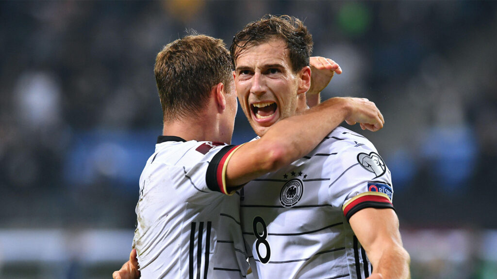 VM-kval på Volksparkstadion i Hamburg: Germany mot Romania. Joshua Kimmich och Leon Goretzka firar tillsammans.

