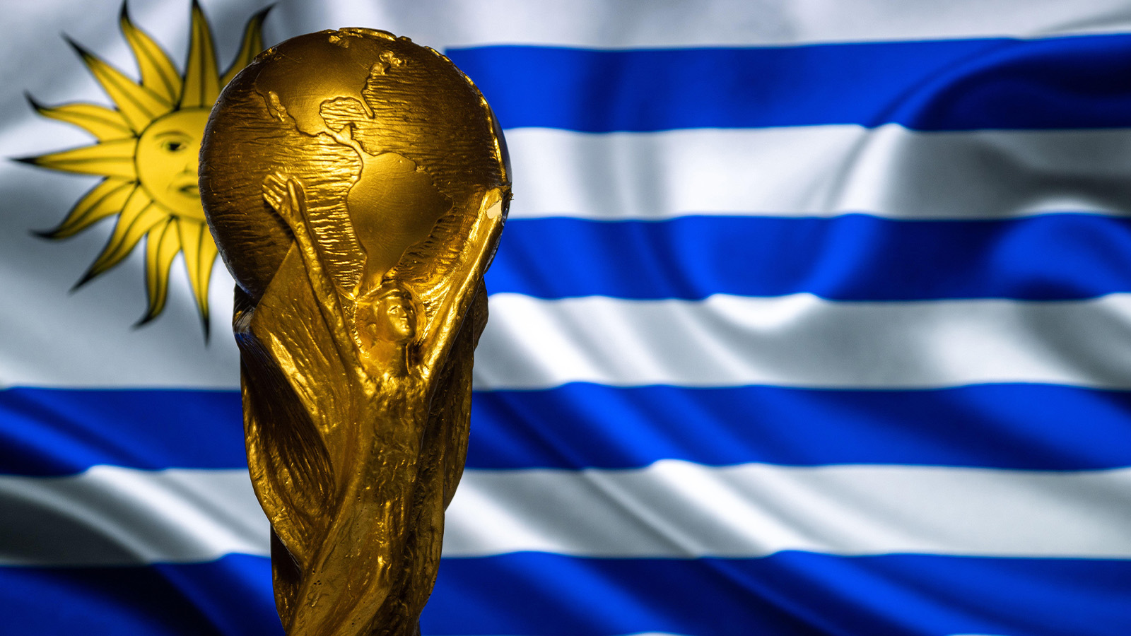 **6 oktober 2021, Montevideo, Uruguay. Fotbolls-VM (FIFA World Cup) i bakgrunden tillsammans med Uruguays flagga.**
