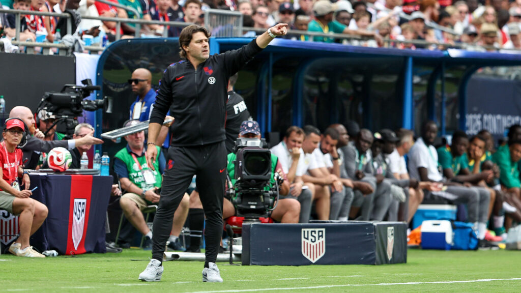 Charlotte, North Carolina, United States. 31 maj 2026. Mauricio Pochettino, förbundskapten för United States, ses dirigera sitt lag under den internationella träningslandskampen mellan United States och Senegal på Bank of America Stadium i Charlotte, North Carolina. Foto: Chris Arjoon/ZUMA Wire. Källa: ZUMA Press, Inc./Alamy Live News.
