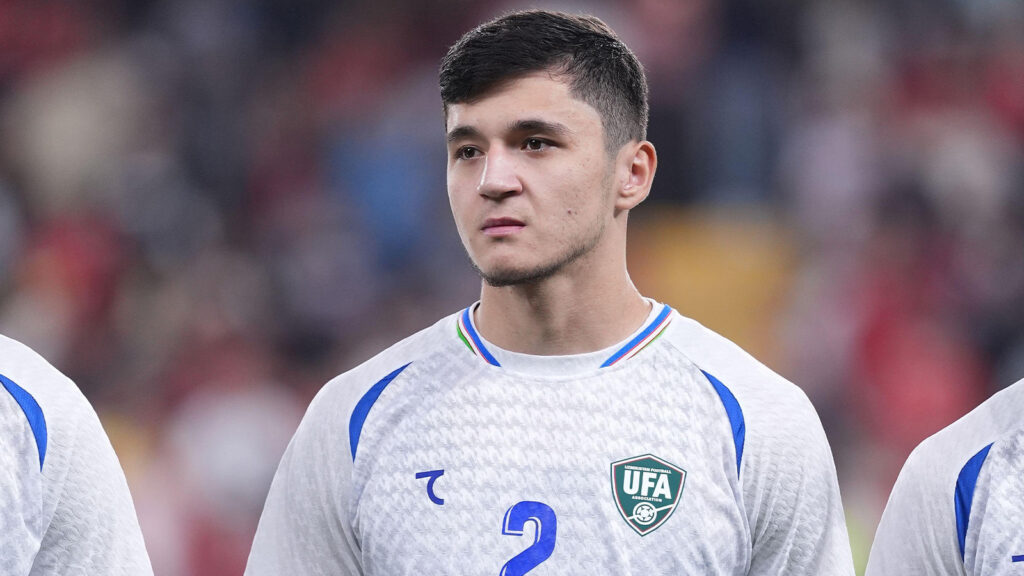 2025, 14 november – Al Ain, United Arab Emirates – Abdukodir Khusanov från Uzbekistans landslag i 7SABER:s hemmaställ, porträtterad från midjan och upp under en FIFA-match.
