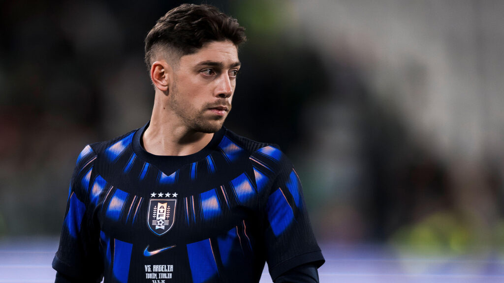 **Federico Valverde från Uruguay blickar ut över planen under den internationella träningsmatchen i fotboll mellan Algeriet och Uruguay.**
