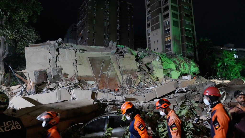 **Människor går bland rasmassor efter en jordbävning i Caracas, Venezuela, onsdagen den 24 juni 2026. (AP Photo/Ariana Cubillos)**
