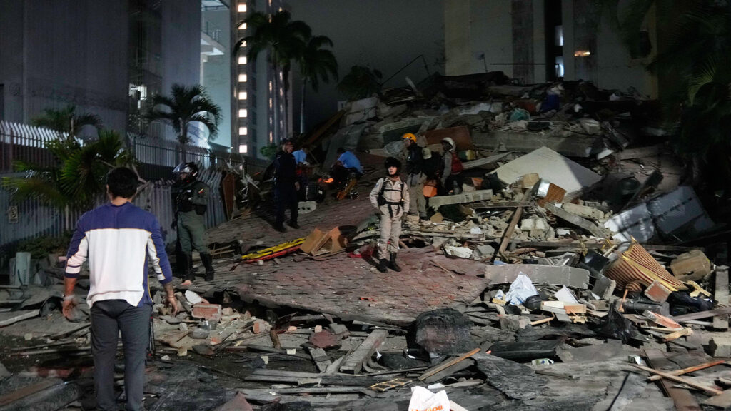 **Människor går bland rasmassor efter en jordbävning i Caracas, Venezuela, onsdagen den 24 juni 2026. (AP Photo/Ariana Cubillos)**
