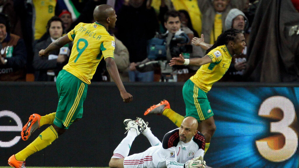 **Sydafrikas Siphiwe Tshabalala, till höger, springer i jubel efter att ha gjort mål under grupp A-matchen i fotbolls-VM mellan Sydafrika och Mexiko på Soccer City i Johannesburg, Sydafrika, fredagen den 11 juni 2010. (AP Photo/Matt Dunham)**