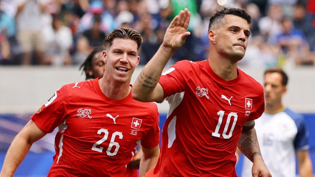 Fotboll, VM Soccer Fotboll - FIFA World Cup 2026 - Grupp B - Schweiz mot Bosnien och Hercegovina - Los Angeles Stadium, Inglewood, Kalifornien, USA - 18 juni 2026 Schweiz Granit Xhaka firar sitt fjärde mål med Cedric Itten.