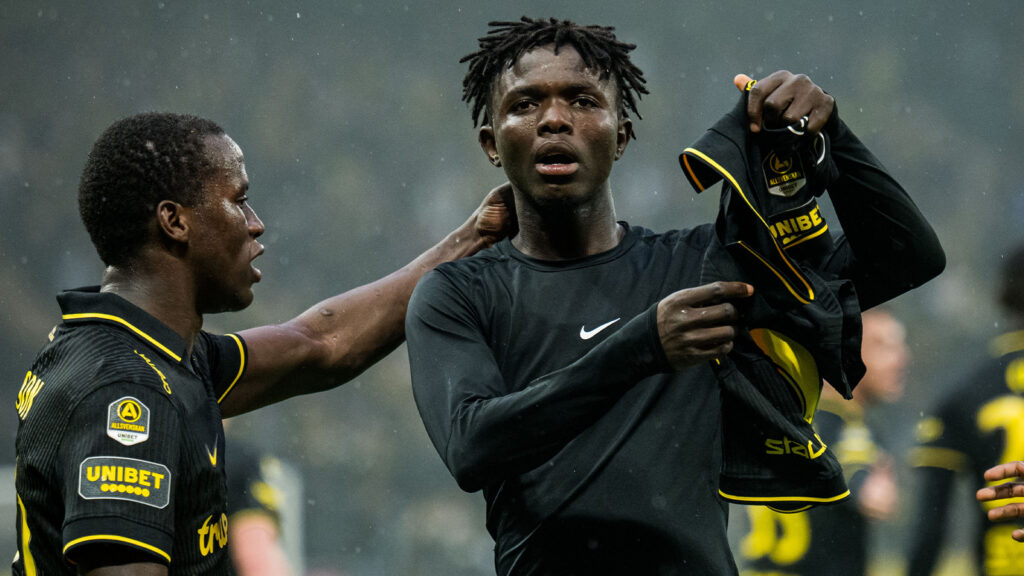 260405 AIKs Zadok Yohanna jublar med Stanley Wilson Omondi efter 2-1 under fotbollsmatchen i Allsvenskan mellan AIK och Halmstad den 5 april 2026 i Stockholm.
